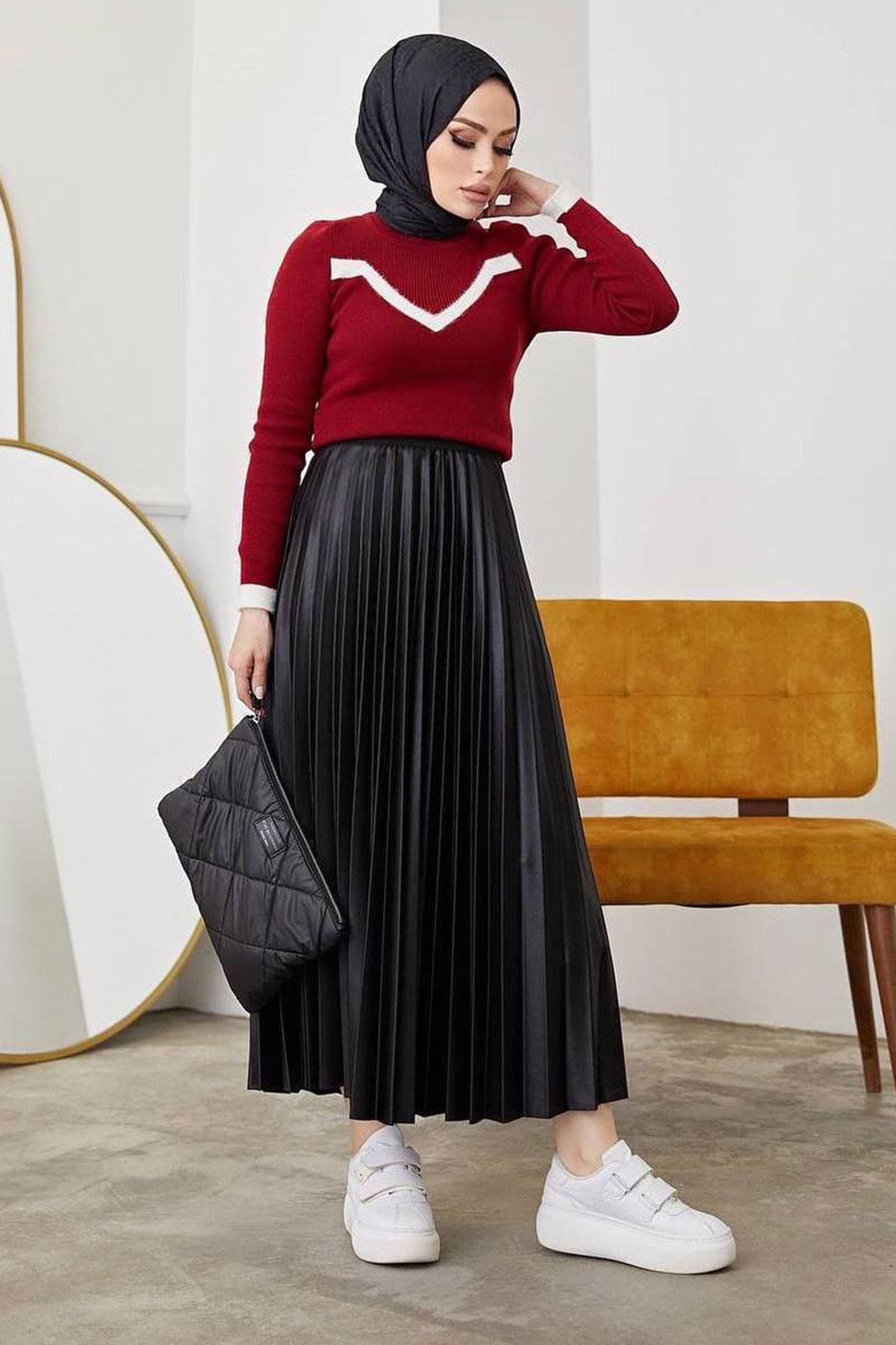 Woman Pleated S...
